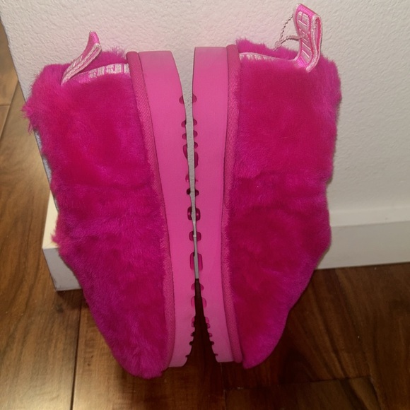 NWOT - Pink Fluffy Ugg Mini Slipper Booties - Picture 2 of 3